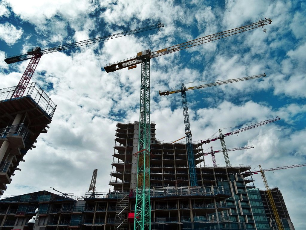 Numărul autorizațiilor de construire pentru clădiri, în creștere. Care e situația în regiunea din care face parte și Clujul