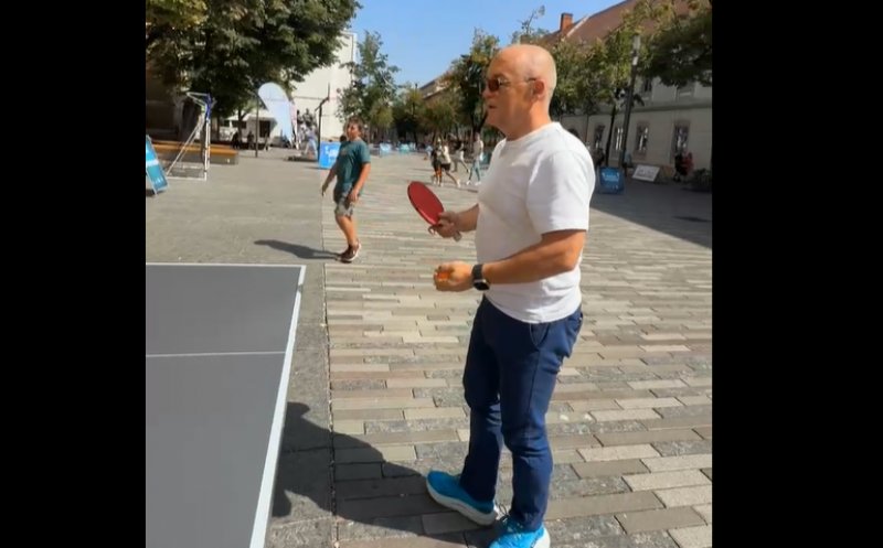 Emil Boc iubește sportul! Primarul a jucat ping-pong la evenimentul „Străzi Deschise” din centrul Clujului