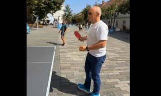 Emil Boc iubește sportul! Primarul a jucat ping-pong la evenimentul „Străzi Deschise” din centrul Clujului