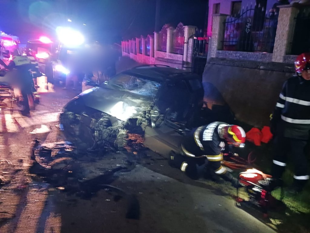 Accident pe un drum din județul Cluj. Doi minori au fost răniți / Alte două persoane au ajuns la spital