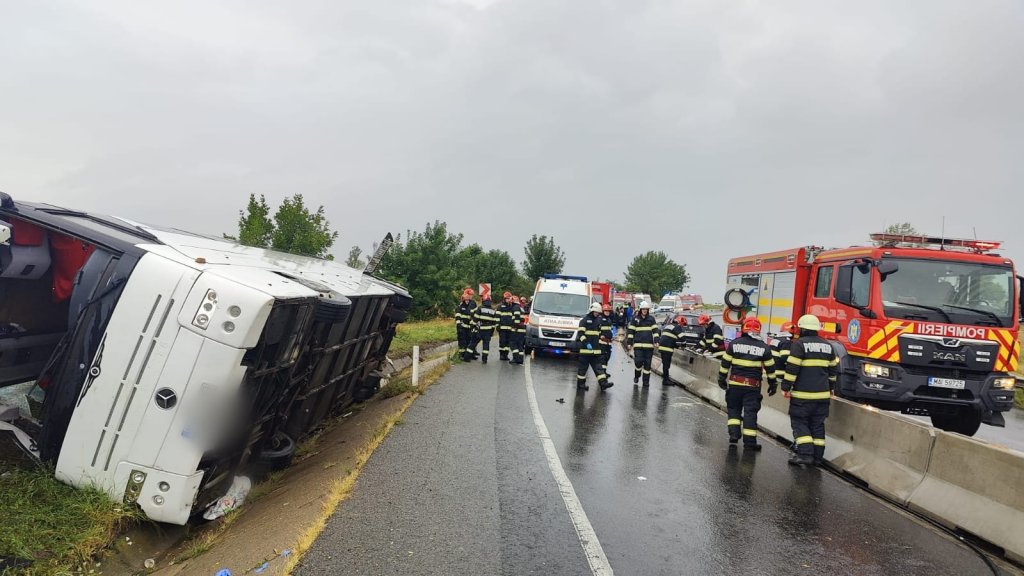 Autocar cu zeci de pasageri la bord, răsturnat pe un drum din Cluj. A fost activat planul ROȘU / S-a confirmat un deces