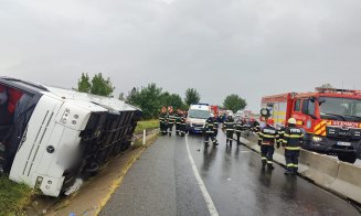 Autocar răsturnat pe un drum din Cluj. A fost activat planul ROȘU / Intervin și 2 elicoptere SMURD