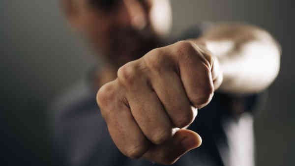 Caz cutremurător la Cluj: Un bărbat a snopit în bătaie un muncitor străin cu o bucată de lemn. Victima se află în comă la spital