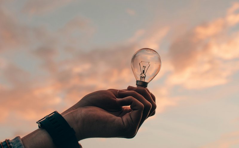 Românii ar putea plăti mai puțin la facturile de curent. Cinci măsuri pentru scăderea prețului energiei electrice