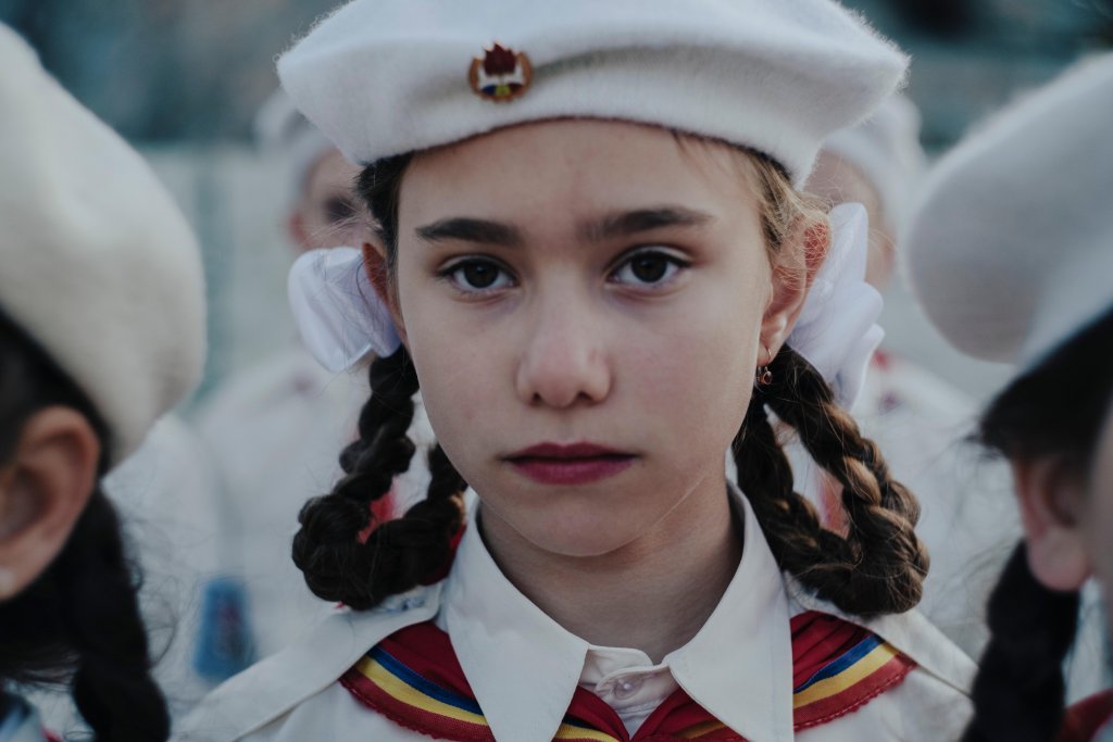 Filmul românesc „Dinţi de lapte”, cronici elogioase la Festivalul de Film de la Veneţia / O fetiță de zece ani devine ultimul martor la dispariția misterioasă a surorii sale