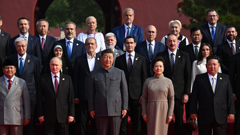 Foștii premieri PSD Adrian Năstase și Viorica Dăncilă, alături de Xi Jinping, Vladimir Putin și Kim Jong Un / Dictatorii lumii au pus la cale noua ordine mondială