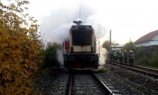 Locomotiva unui tren interregio, avariată după ce a lovit o mașină. Polițiștii din Cluj caută șoferul fugar