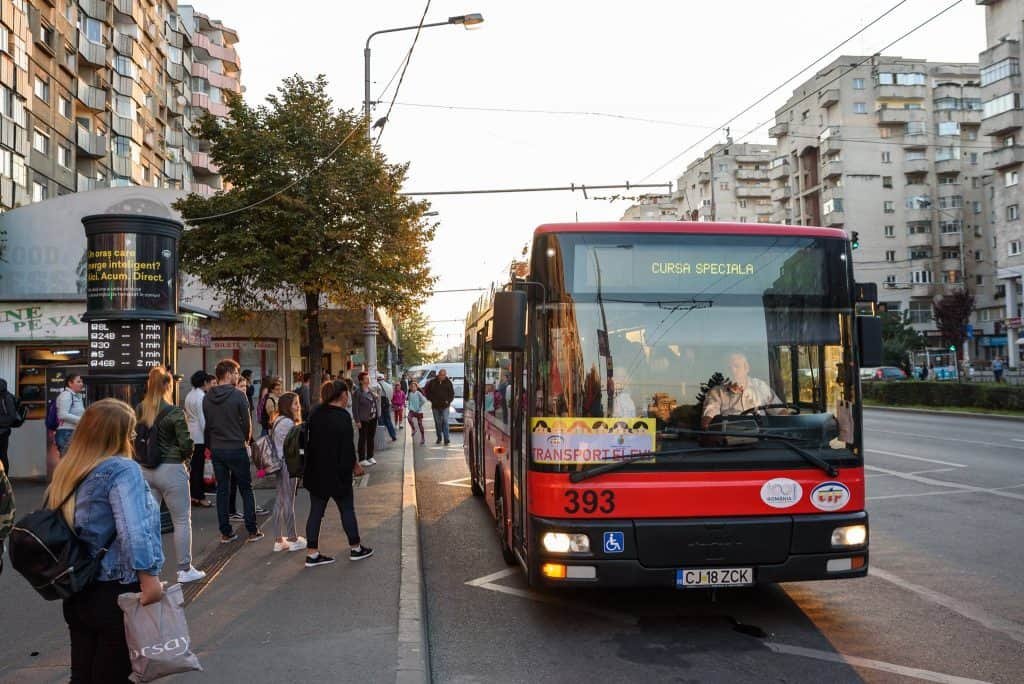Veste bună pentru părinții din Cluj-Napoca! TRANSPORT GRATUIT pentru elevii din școlile aflate în renovare / VEI LISTA