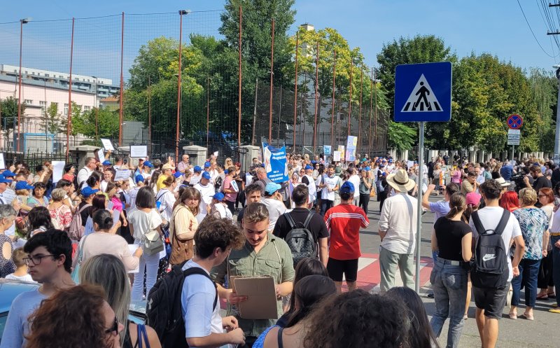 Profesorii, studenții și elevii, protest în fața IȘJ Cluj: „Abrogați Legea 14! Educația merită respect!”