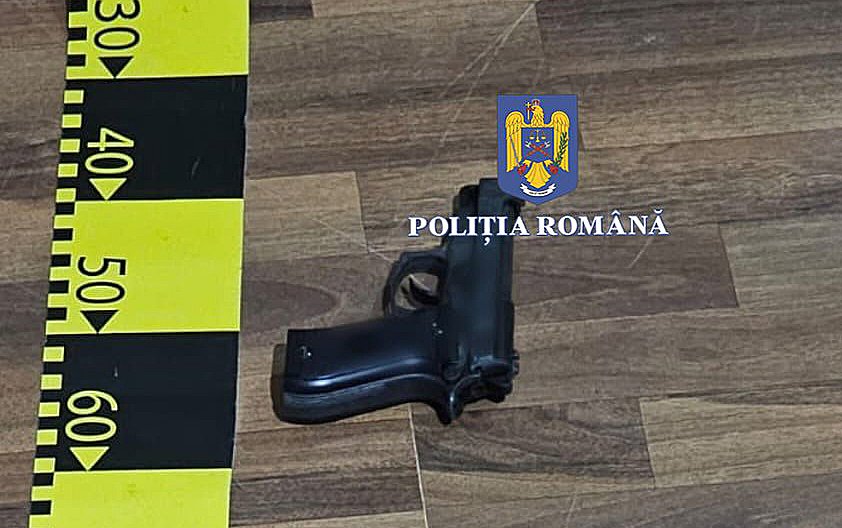 Au dat de arme la perchezițiile efectuate la hoții de haine / Dosare penale pentru furt calificat și deținere ilegală de arme