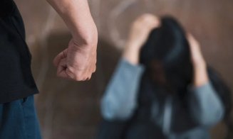Clujean reținut după ce și-a agresat și amenințat concubina, inclusiv pe stradă. Bărbatul ar fi încălcat de mai multe ori ordinul de protecție