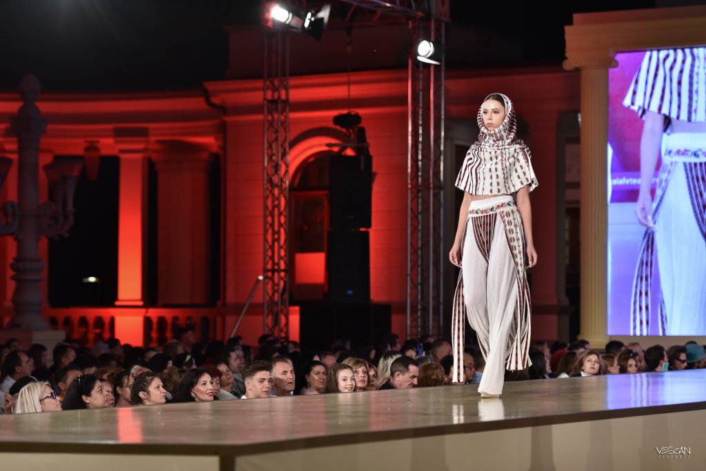 Festivalul Internațional de Modă Transilvania Fashion 2025 începe joi la Cluj cu două schimbări majore: Are loc în două locații din oraș și se întinde pe patru zile