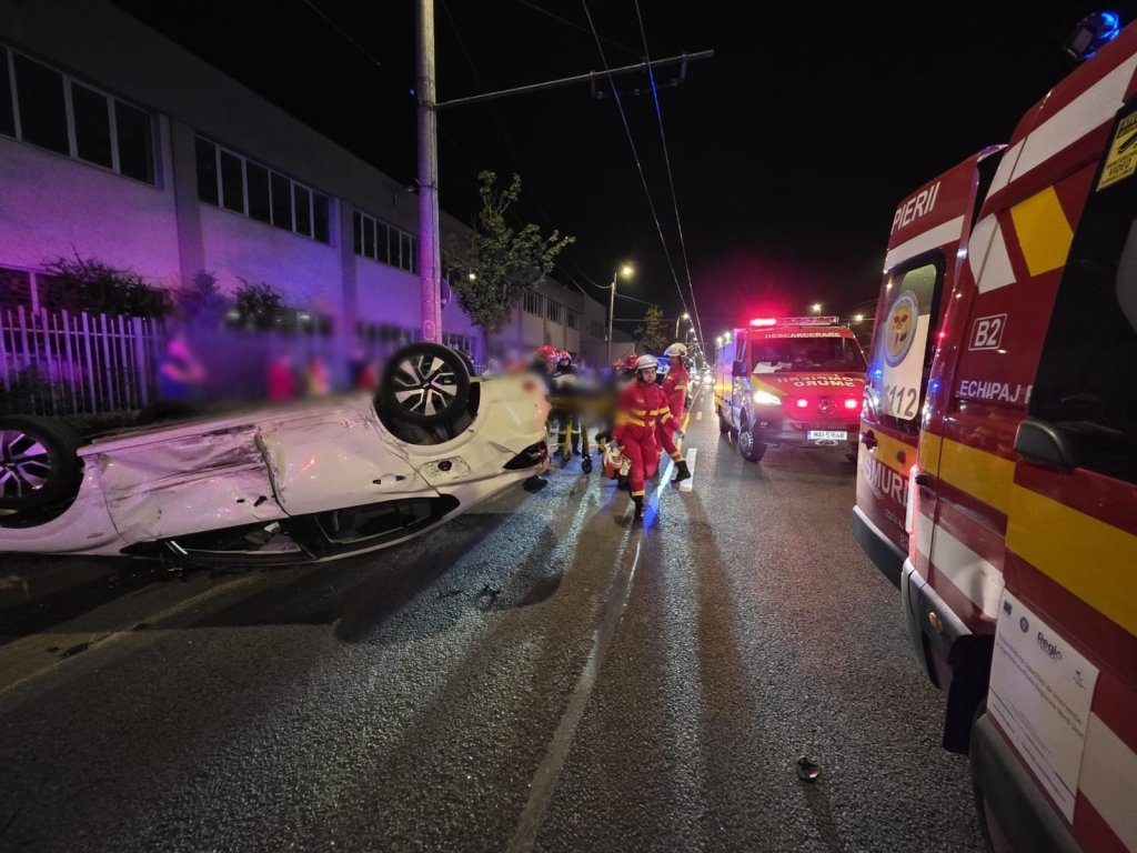 Accident grav lângă Aeroportul Cluj: mașină răsturnată în urma unei coliziuni. Tânăr transportat la spital