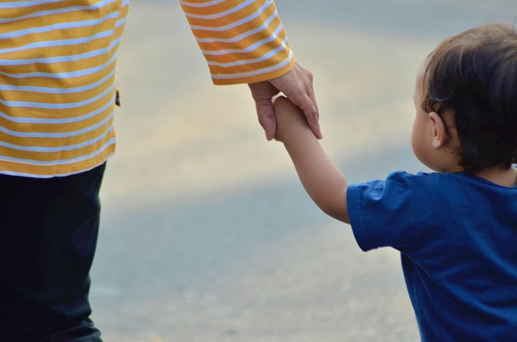 Sprijin pentru mame: Statul oferă bani pentru reintegrare pe piața muncii