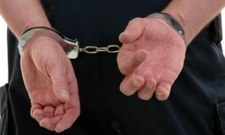 Clujean încătușat, după ce a luat la bătaie un polițist. În ajutorul bătăușului au sărit și alți "viteji"/ De la ce a pornit scandalul