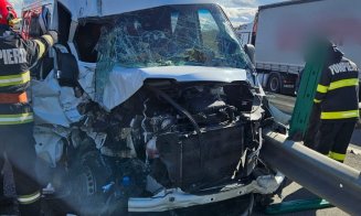 ACCIDENT pe A10, lângă Turda. Un microbuz s-a izbit de un TIR/ Echipaje medicale și descarcerarea, la fața locului