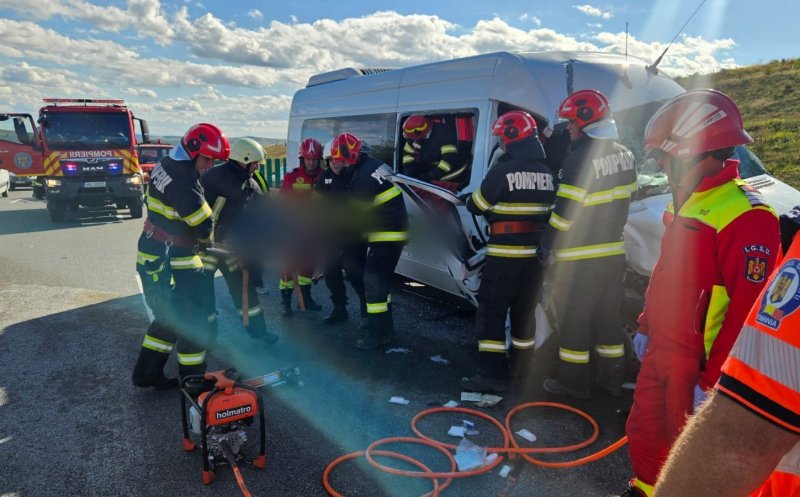 ACCIDENT pe A10, lângă Turda. Un microbuz s-a izbit de un TIR/ Echipaje medicale și descarcerarea, la fața locului