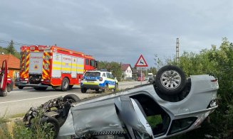 Taxi RĂSTURNAT pe un drum din Cluj. Mașina s-a făcut zob/ Un bărbat a fost transportat la spital