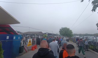 Dau clujenii mall-urile pe Oser? Coadă la intrarea în târg! S-a deschis sezonul de toamnă-iarnă. Tarabele, pline-vârf: "Marfă pe alese, totul la 10 lei"