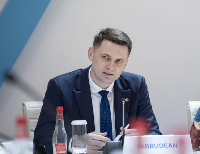 Abrudean: Coaliţia cu siguranţă ar trebui să meargă mai departe, indiferent de situaţie. Nu cred că vom ajunge în situaţia în care premierul Bolojan să-şi dea demisia