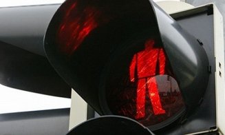 Semaforizare pentru pietoni atleți în Cluj-Napoca? Bătrânii nu apucă jumătatea străzii și se face roșu / ”Nu suntem avioane să zburăm...”