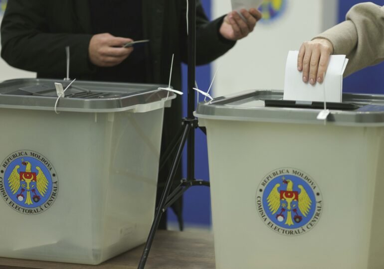 Alegeri istorice la granița României. Generația care poate trimite Rep. Moldova în UE / 2 secții de votare și la Cluj