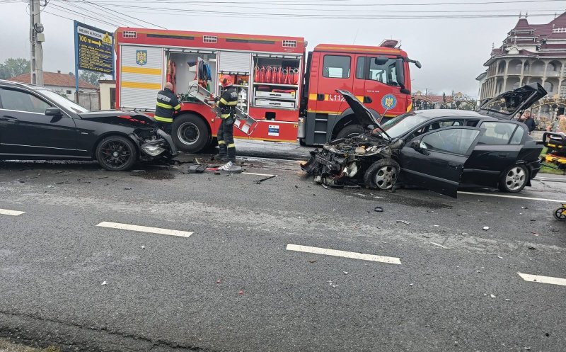 Accident grav pe un drum din Cluj: patru autoturisme implicate. O femeie și un copil au ajuns la spital