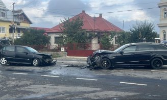 Accident grav pe un drum din Cluj: patru autoturisme implicate. O femeie și un copil au ajuns la spital