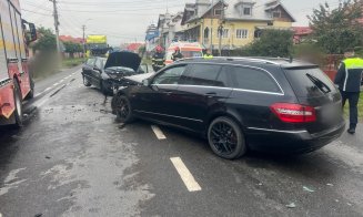 Accident grav pe un drum din Cluj: patru autoturisme implicate. O femeie și un copil au ajuns la spital