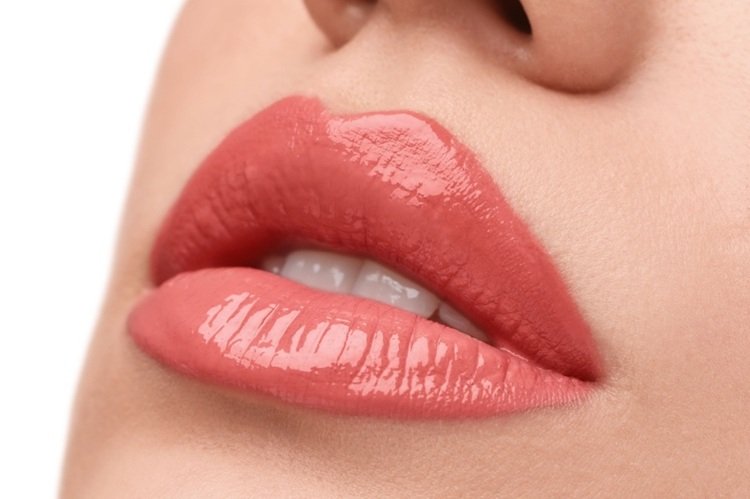 Creioane de buze: cum sa iti conturezi buzele perfect cu produse de calitate 