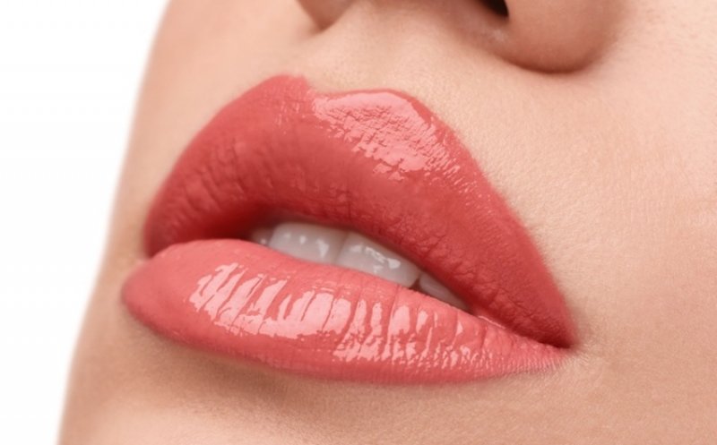 Creioane de buze: cum sa iti conturezi buzele perfect cu produse de calitate 