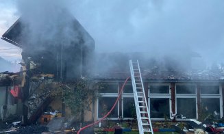 INCENDIU la o casă din zona de munte a Clujului. Pericol și pentru o cabană din vecinătate / De la ce a pornit focul