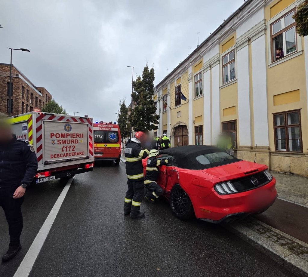 Tragedie în centrul Clujului: Copilul de 12 ani, lovit violent de o mașină, a fost dus la spital inconștient. Mama lui a suferit un șoc puternic
