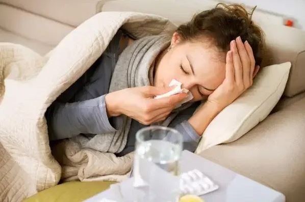 Nimbus și Stratus, noile "vedete" ale toamnei. Se răspândesc rapid și cresc numărul cazurilor de COVID/ Simptomele la care să fii atent