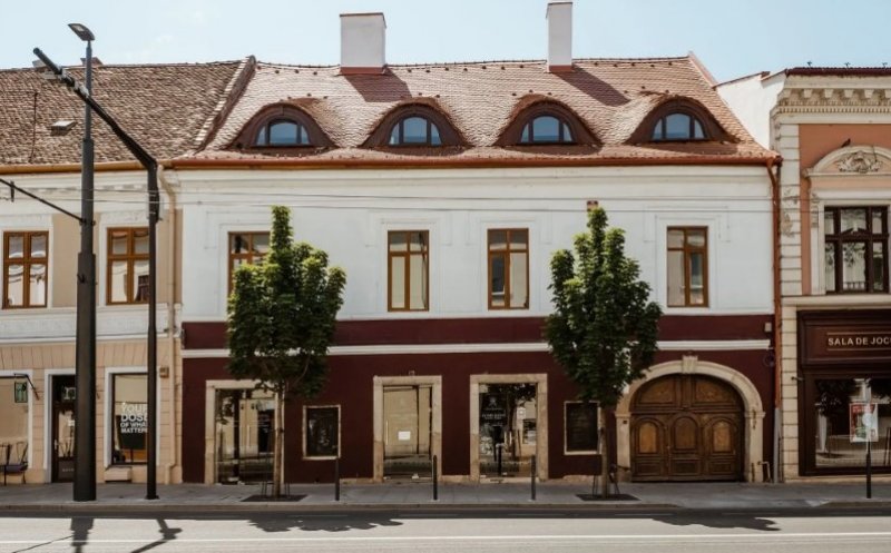 O bijuterie renascentistă din centrul Clujului caută cumpărător. Palatul are 48 de încăperi și 16 băi
