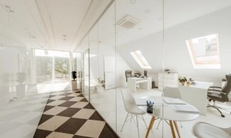 O bijuterie renascentistă din centrul Clujului caută cumpărător. Palatul are 48 de încăperi și 16 băi
