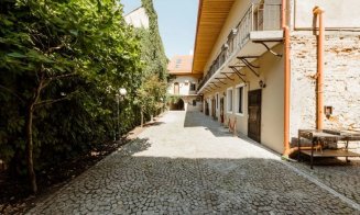 O bijuterie renascentistă din centrul Clujului caută cumpărător. Palatul are 48 de încăperi și 16 băi