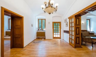 O bijuterie renascentistă din centrul Clujului caută cumpărător. Palatul are 48 de încăperi și 16 băi