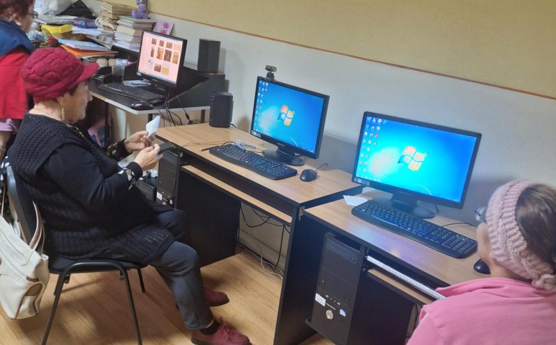 Vârstnicii din Turda fac primii pași în lumea digitală: Biblioteca Municipală oferă cursuri gratuite de utilizare a calculatorului