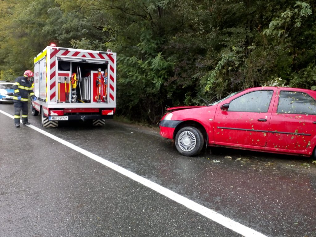 Accident pe un drum din Cluj: o mașină s-a răsturnat