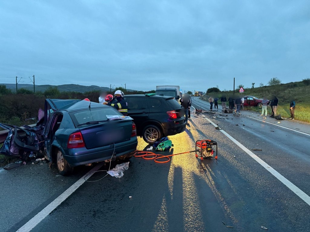 Accident GRAV cu trei mașini în Cluj. Un bărbat a decedat și alte șase persoane sunt rănite