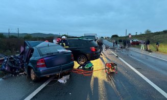 Accident GRAV cu trei mașini în Cluj. Un bărbat a decedat și alte șase persoane sunt rănite