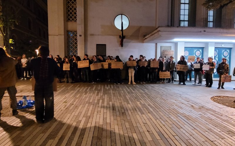 Protest anti-CREIC în centrul Clujului! Studenții de la Mate-Info îl așteaptă în stradă pe ministrul Daniel David: "Fuga e ușoară! Hai afară!"
