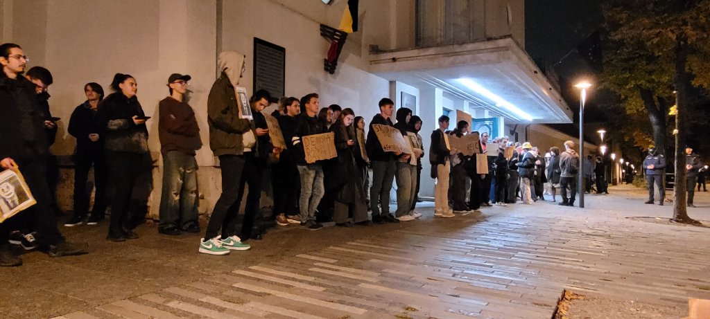 Daniel David nu a vrut să iasă la protestul studenților de la Mate-Info UBB: „L-am chemat afară să vorbească cu studenții sau să ne lase înăuntru. A refuzat”