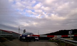 Scene incredibile în Cluj: un șofer și-a riscat viața ca să nu aștepte la bariera de la calea ferată