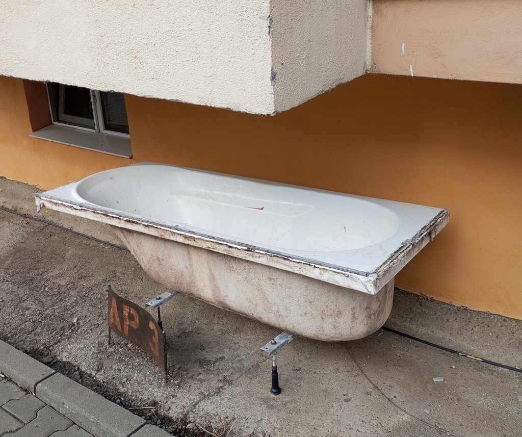 Umor à la Florești: 'Piscină privată la fiecare geam la blocurile de lux...'