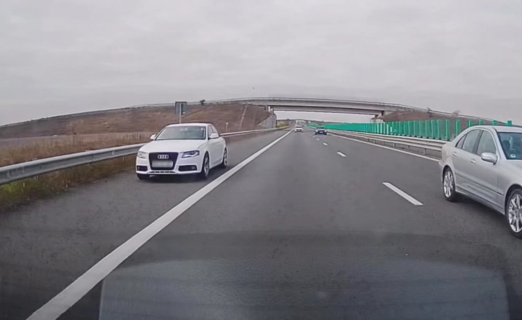 Pericol pe autostradă surprins de o clujeancă: un șofer a depășit pe banda de urgență cu viteză amețitoare. "Am trimis filmarea la poliție”