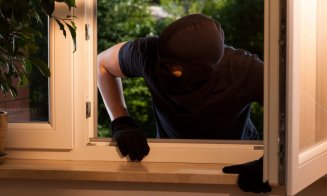 Noapte de groază la Cluj: un hoț a escaladat geamul unui apartament la ora 3:00. Anchetatorii l-au prins după amprentele de pe sticlă