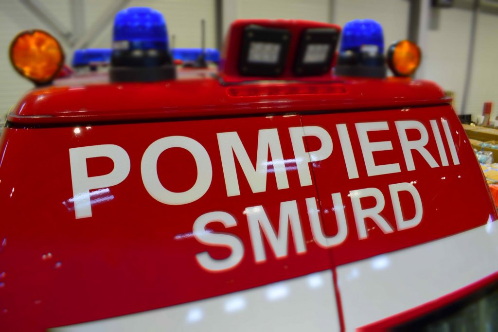 Explozie într-un bloc din Bistriţa. Zeci de oameni s-au autoevacuat / O persoană a fost transportată la spital