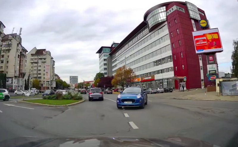 Incident periculos surprins în Cluj-Napoca: un șofer a încercat să intre în sensul giratoriu pe contrasens